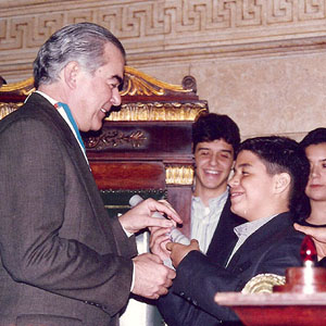 Recebendo o Diploma das mãos do filho Henrique, sob os olhares de Otávio, Mariana e do Vereador Milton Nahon