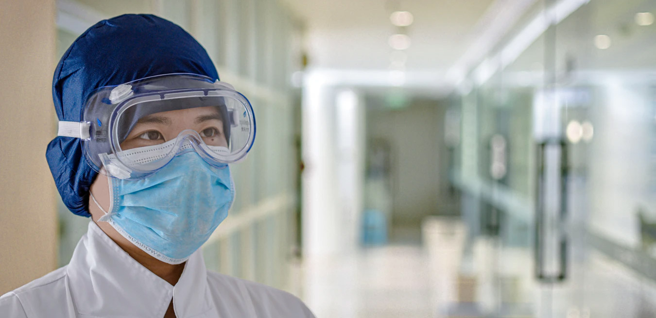 Para os profissionais de assistência médica, em  atendimento a casos graves, é altamente aconselhável o uso de óculos protetores e máscaras