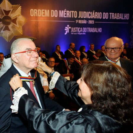 Miguel Padilha recebe a Comenda das mãos da Dra. Rosana Salim Villela